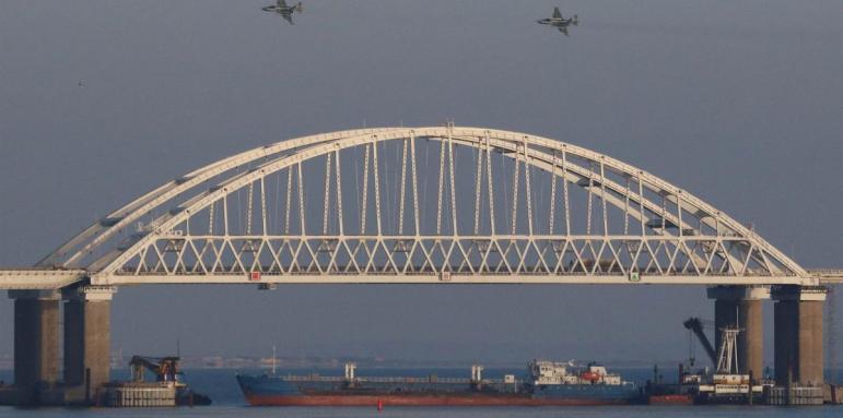 Морският сблъсък на Русия с Украйна удари рублата (Обзор)